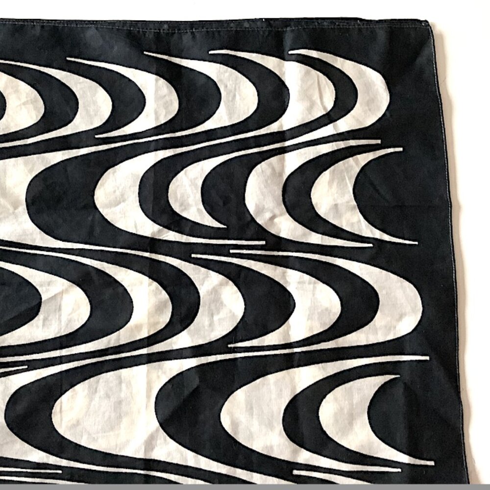 Black & White Swirl pattern Scarf: 31” X 31” vintage, unbranded, cotton-blend - Picture 4 of 6